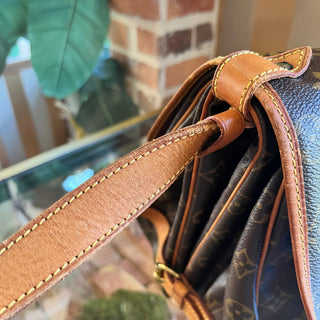 LOUIS VUITTON Saumur 35 Monogram Canvas Vintage Crossbody Bag