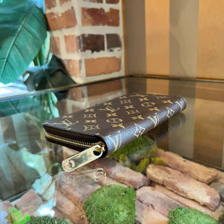 LOUIS VUITTON Zippy Monogram Canvas Wallet