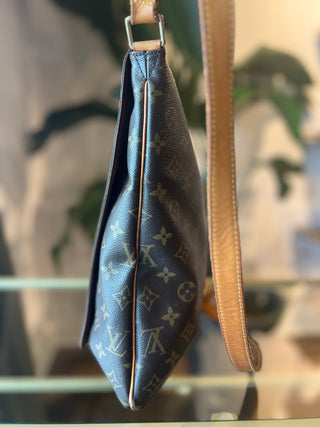 LOUIS VUITTON Monogram Musette GM