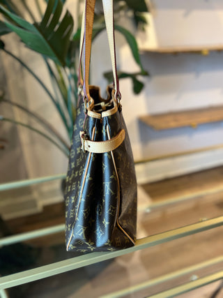 LOUIS VUITTON Batignolles Monogram Canvas Tote