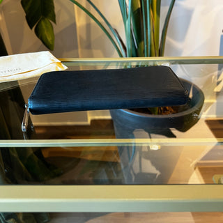 LOUIS VUITTON Black Epi Leather Zippy Wallet